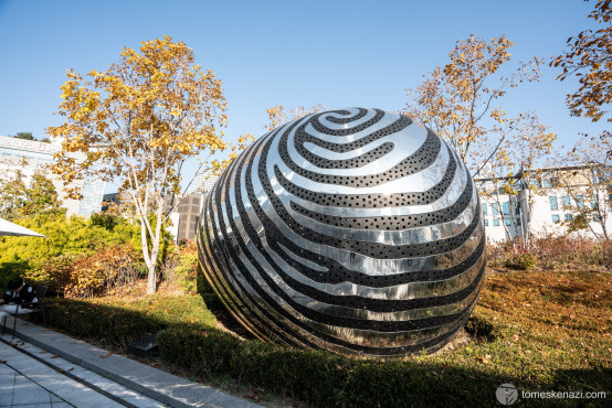 Street scultpure, near Dongdaemun Design Plaza, Seoul