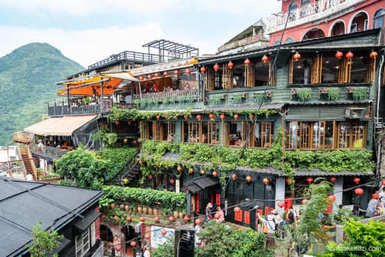 The iconic view of Jiufen, which was said as being the inspiration for the town in Spirited Away. Whilst it looks very similar, Miyazaki has denied it. It seems the town itself have kind of ridden on the coattails of this misinformation for tourist attraction... That said, it is still incredibly beautiful! :-)