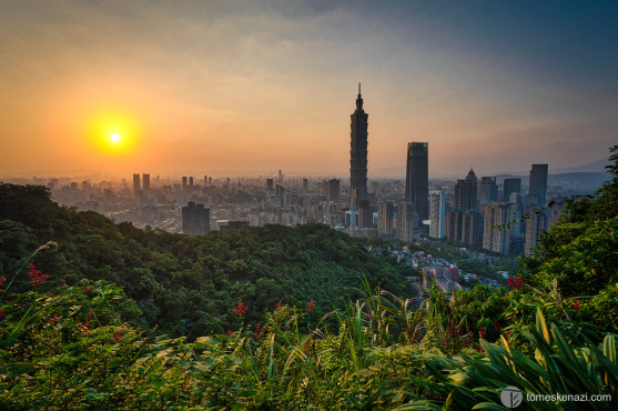 Xiangshan, also known as Elephant Mountain or Mount Elephant, is popular for its easy 1.5km trail to the top, 183 m high. There at sunset the Taipei 101 Tower stands out from the rest of the city, one of the most iconic view of Taipei, Taiwan.⠀