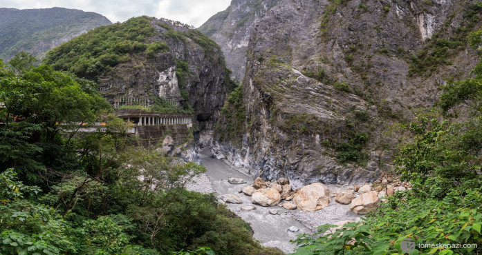 On the Swallow Grotto Yanzikou Trail, a super easy lazy trail on the side of the road, overcrowded with tourists brought by tour buses, but with some stunning views.