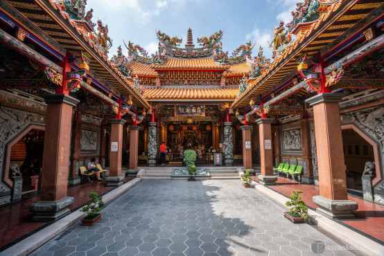 One of many temples. I don't remember where... I know, pretty bad, I'm too spoiled with all these nice temples. I think this is where I learned how to read their I-Ching sticks, how they ask the gods.